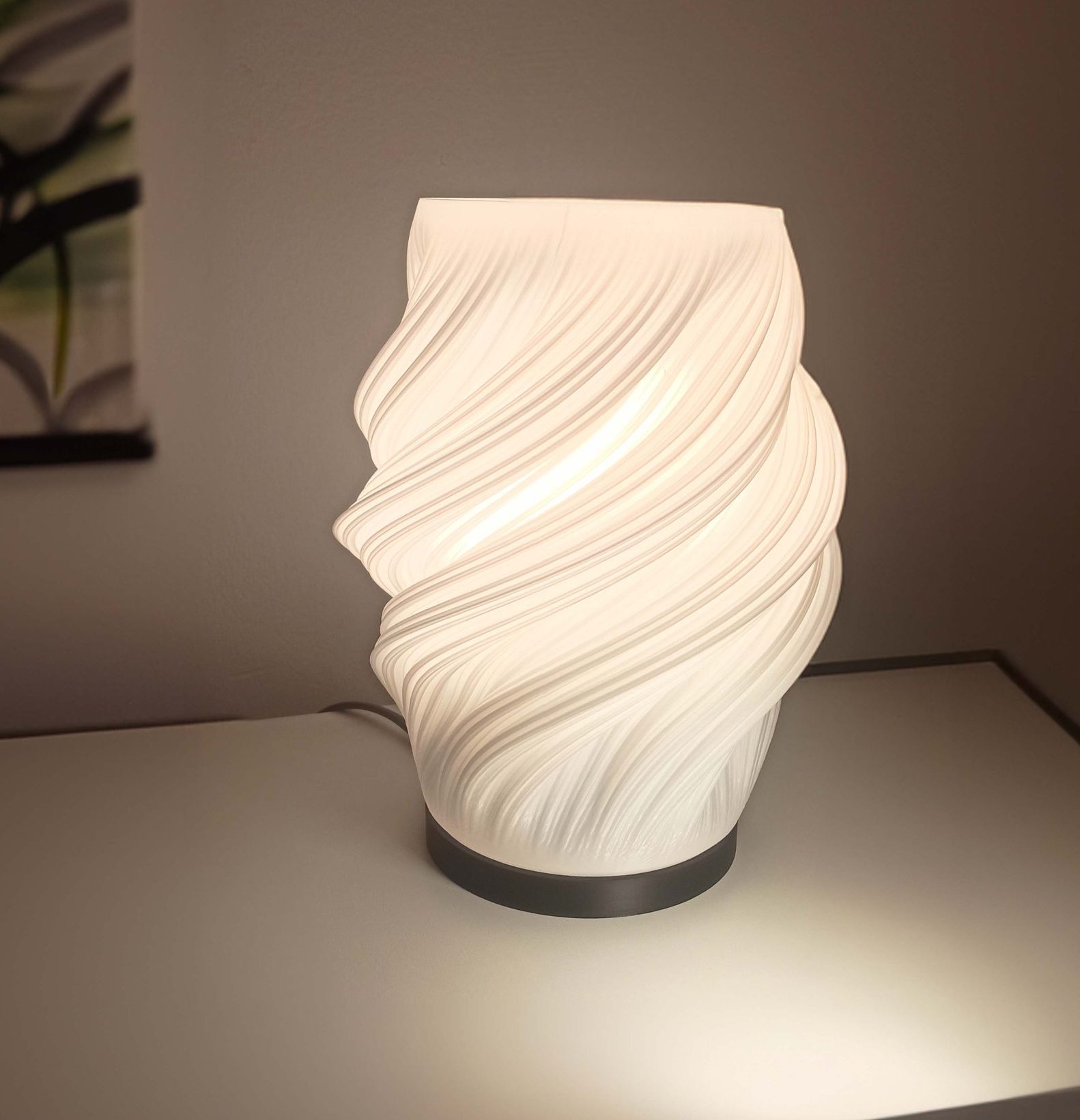 Lámpara de mesa modelo Vórtice Base Negra